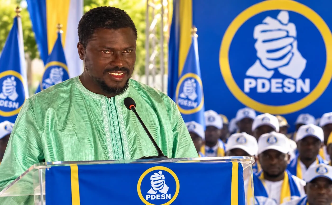 Abdou Samath SAKHO, Président du PDESN, en discours au pupitre devant les militants